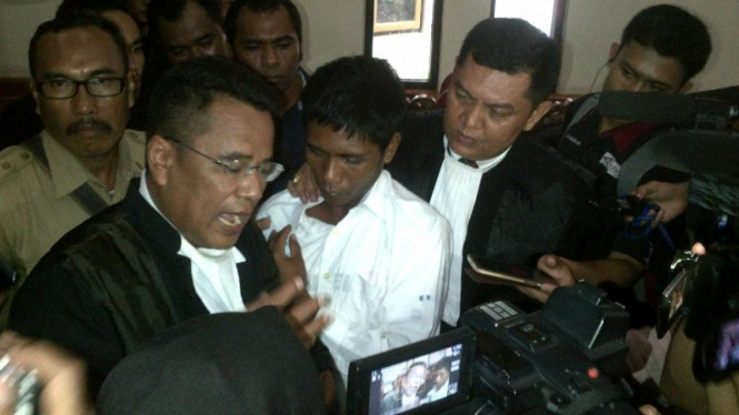Agus Tay (Baju Putih) bersama Kuasa Hukumnya Hotman Paris, usai sidang di PN Denpasar. Agus divonis 10 tahun penjara. Senin 29 Februari 2016