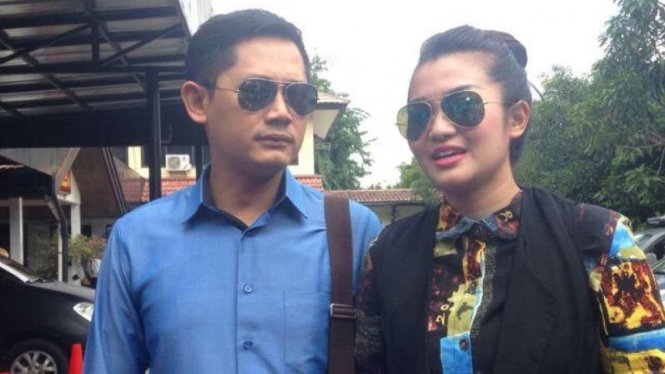 Fitri Carlina dan suaminya, Hendra Sumenep.