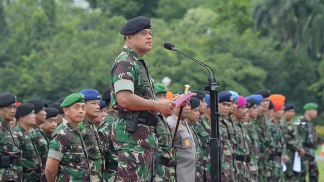 Panglima TNI, Jenderal Gatot Nurmantyo saat memimpin Apel Gelar Pasukan Pengamanan KTT OKI ke-5 di Silang Monas, Selasa 1 Maret 2016