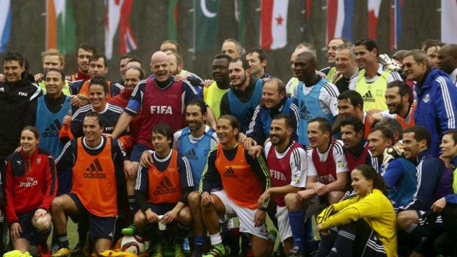 Presiden FIFA, Gianni Infantino (tengah).