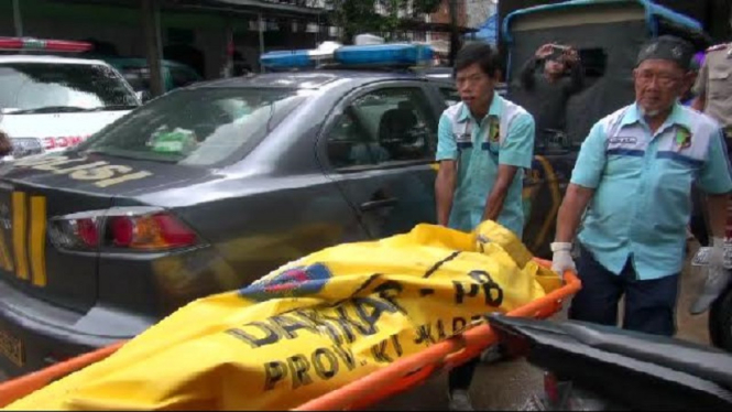 Korban hanyut dievakuasi dari Kali Cipinang