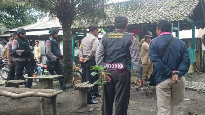 Petugas polisi melakukan olah TKP di makam keramat Kabupaten Malang, Selasa (1/3/2016), usai penangkapan dua terduga teroris jaringan bom Thamrin Jakarta
