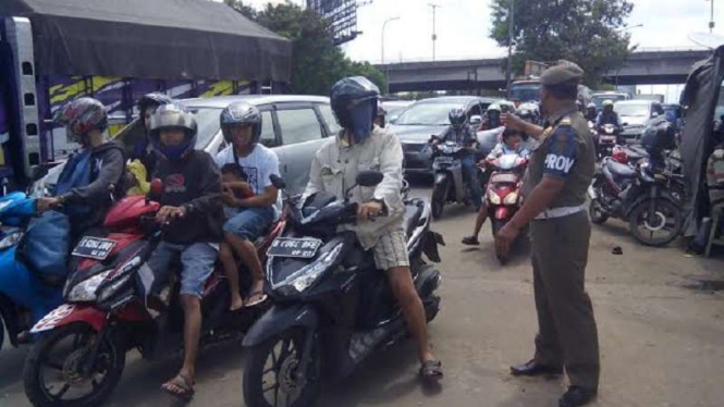 Ruas Tubagus Angke macet karena banyak yang melihat penertiban Kalijodo.