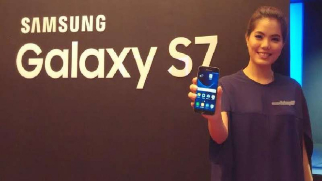 Samsung Galaxy S7 diluncurkan bersamaan dengan Gear VR buatan Oculus.