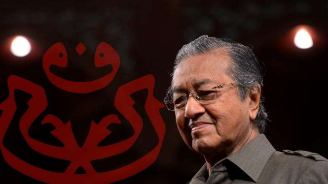 Lambang Partai UMNO dan Mahathir Mohamad
