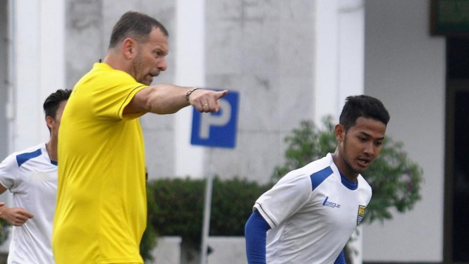 Pelatih Persib Bandung, Dejan Antonic.