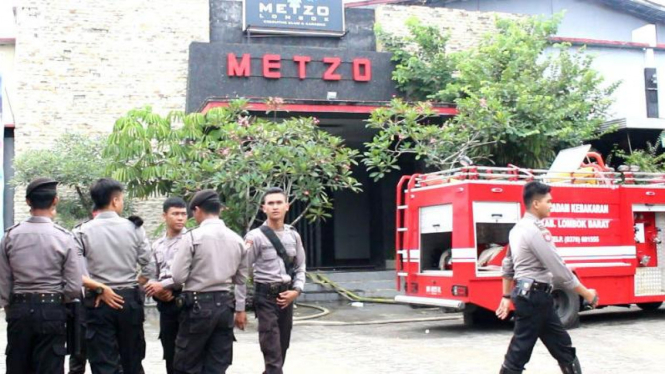 Pub dan Karaoke Metzo di kawasan wisata Lombok Barat, NTB, terbakar.