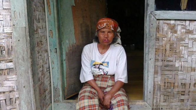 Rodiah (60), hidup sebatangkara di Kampung Sindangsari, Desa Sindangsari, Kecamatan Leuwigoong, Kabupaten Garut, Jawa Barat.