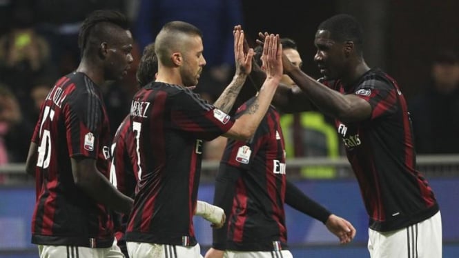 Pemain AC Milan merayakan gol Jeremy Menez