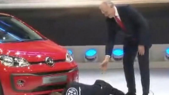Bos VW Mattias Mueller saat dipermalukan di atas panggung.