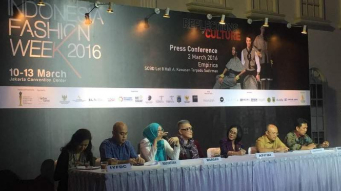 Konferensi pers Indonesia Fashion Week 2016.