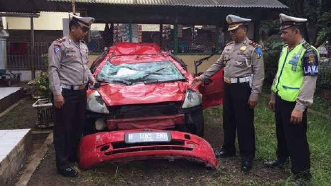 Konidi Honda Jazz yang terjun bebas di Detos