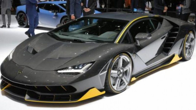 Lamborghini Centenario saat diluncurkan di Geneva Motor Show 2016.