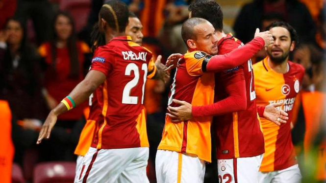 Para pemain Galatasaray merayakan gol.