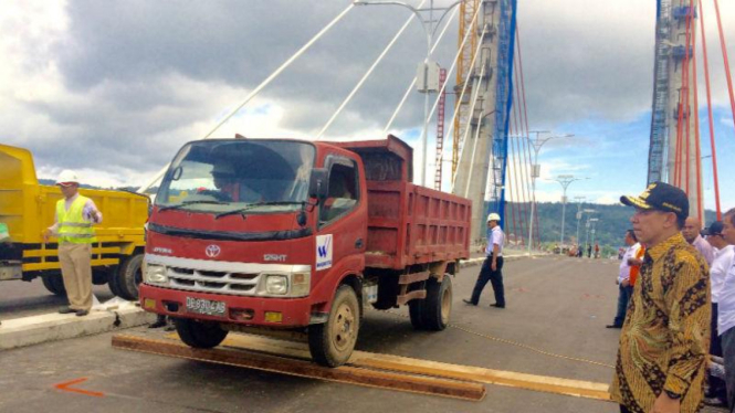 Uji coba kelayakan Jembatan Merah Putih di Kota Ambon pada Kamis, 3 Marer 2016.