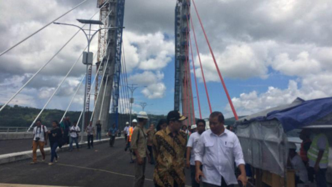 Pembangunan Jembatan Merah Putih di Kota Ambon, Maluku.