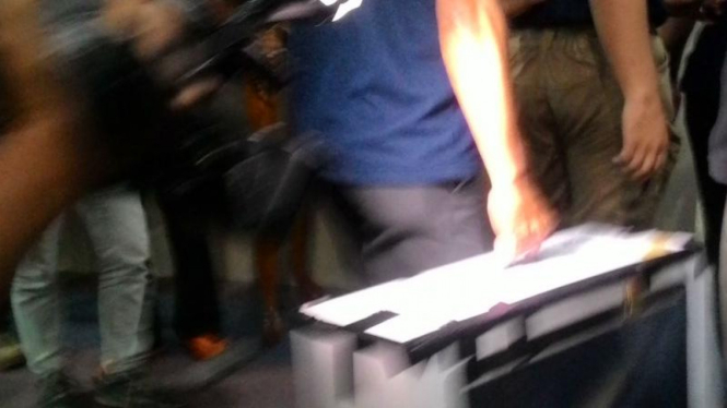 Penyidik Bareskrim Polri menyita dokumen dari ruang kerja DPRD DKI