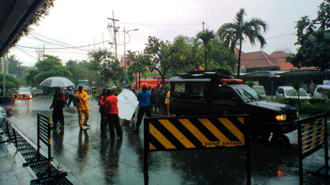 Angin kencang yang menerjang Pemkot Surabaya pada Maret 2016.