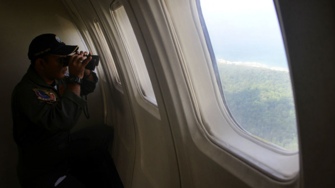 Seorang petugas memantau lokasi yang dekat dengan pusat gempa bumi. 