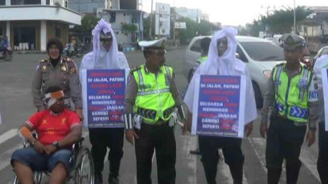 Aksi teatrikal pocong dan orang terluka oleh Satlantas Polres Tarakan, Kaltara, Jumat (4/3/2016).