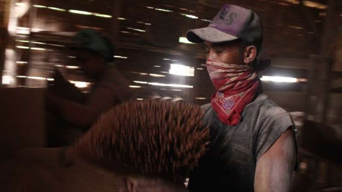 Perajin dupa di Desa Dalisodo Kecamatan Wagir Kabupaten Malang. Dalam sepekan perajin bisa memproduksi hingga 9 ton dupa untuk dikirim ke Pulau Bali, Jumat (4/3/2016)
