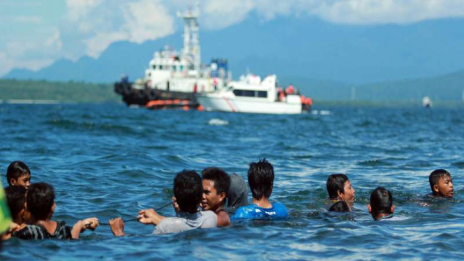 Timsar melakukan pencarian korban Kapal KMP Refelia II yang tenggelam di Selat Bali, Banyuwangi, 