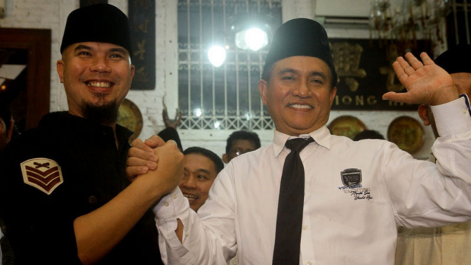 Bakal Calon Gubernur DKI Jakarta yang juga Ketua Umum Partai Bulan Bintang Yusril Ihza Mahendra bersama musisi Ahmad Dhani menggelar pertemuan dan silaturahmi politik di Jakarta