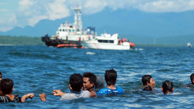 Ilustrasi/Tim SAR mencari korban tenggelamnya Kapal KMP Refelia II di Selat Bali