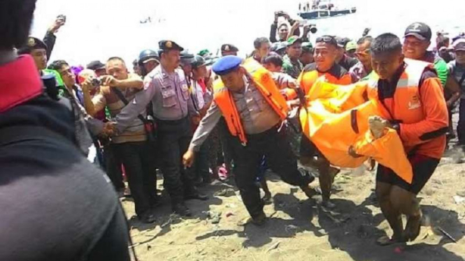 Evakuasi jenazah korban tragedi KMP Rafelia II