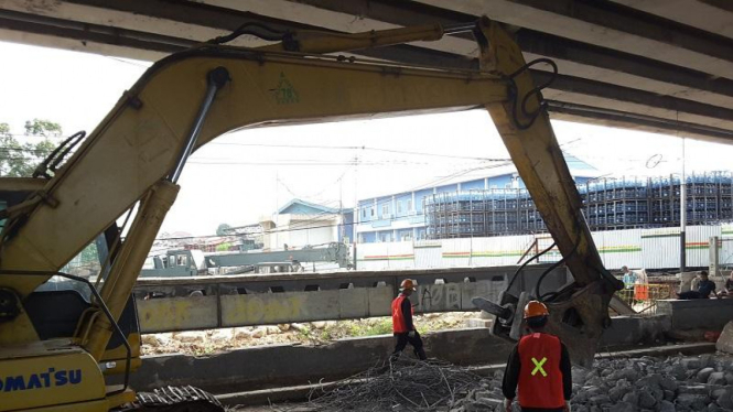 Jembatan Kalibata dibongkar