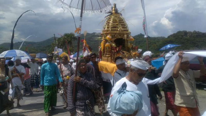 Umat Hindu Yogyakarta menggelar ritual Melasti di Parangtritis, Minggu (6/3/2016)