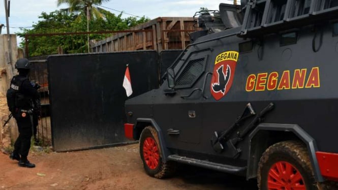 Petugas gabungan TNI-Polri berusaha masuk ke rumah terpidana Aiptu Labora Sitorus saat melakukan eksekusi di Kelurahan Tampa Garam, Distrik Sorong Barat, Kota Sorong, Papua Barat, Jumat (4/3/2016)