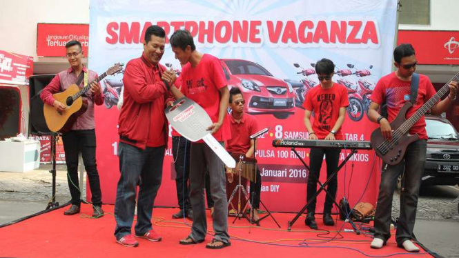 Penyerahan hadiah undian program Smartphone Vaganza Telkomsel di Grapari Solo, Minggu (6/3/2016)