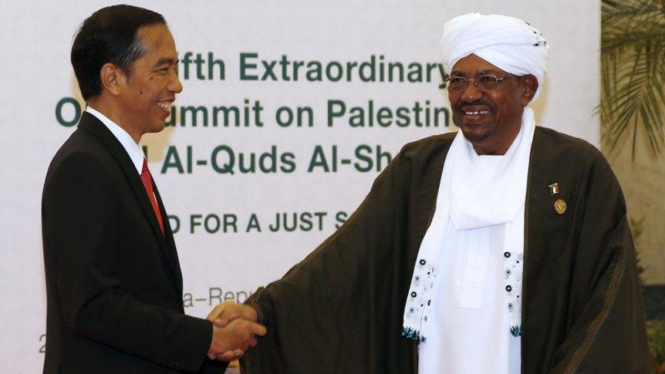 Presiden Sudan, Omar al-Bashir, bertemu dengan Presiden RI, Joko Widodo, di sela-sela KTT Luar Biasa OKI di Jakarta. 