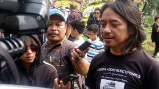 Kenangan Istimewa Dewa Budjana dengan Yon Koeswoyo