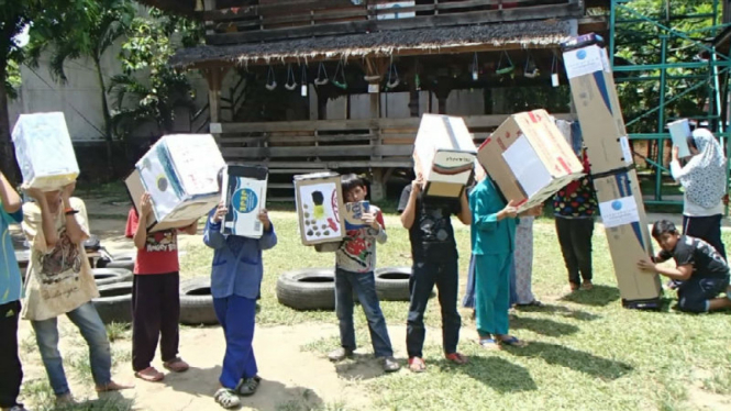 Murid Sekolah Alam Minangkabau gunakan pinhol kamera untuk memantau gerhana matahari total pada 9 Maret 2016 nanti