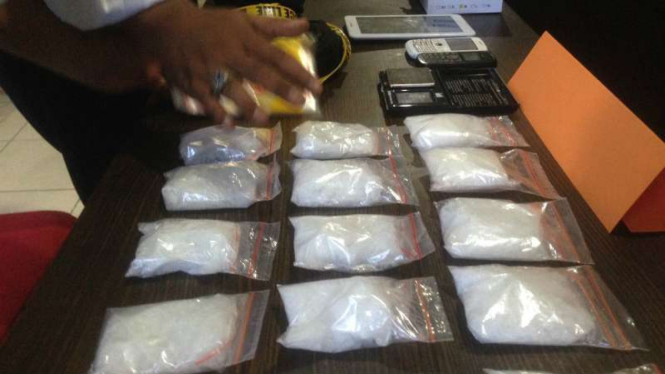 Polisi saat paparkan barang bukti narkoba.