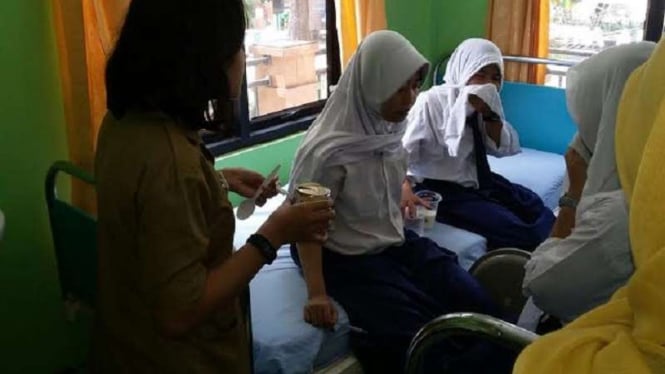 Tujuh siswi saat menjalani perawatan di Puskesmas Pulau Untung Jawa.