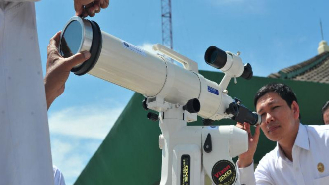 Teleskop untuk melihat gerhana matahari