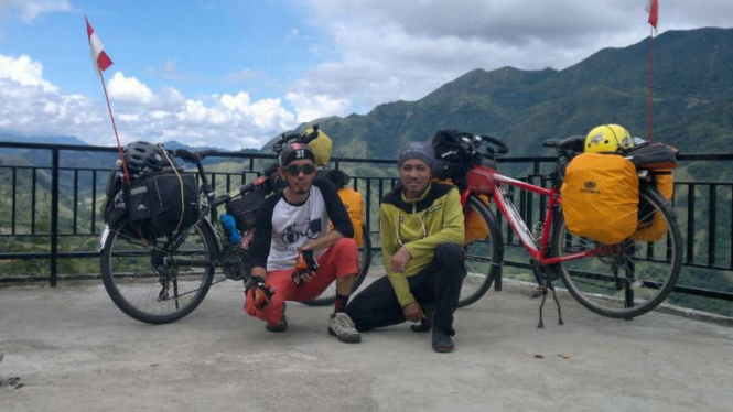 Sarifuddin dan Ikbal naik sepeda dari Makassar ke Palu demi menyaksikan GMT.