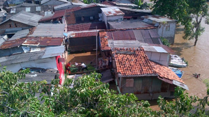 Evakuasi korban banjir Kalibata