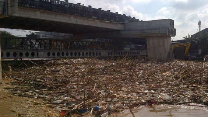 Tumpukan sampah di Jembatan Kalibata.