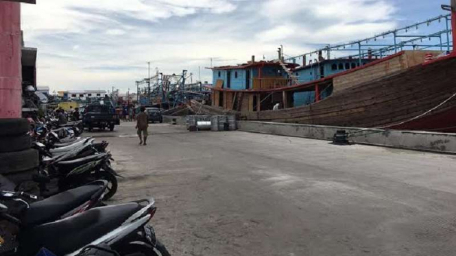 Suasana di pantai utara Jakarta.