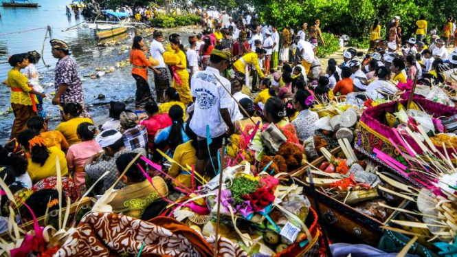 Sejumlah umat Hindu melaksanakan ritual upacara Melasti di Torue, Parigi Moutong, Sulawesi Utara, Senin (7/3/2016)