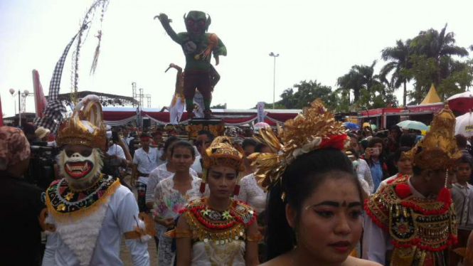 Parade Ogoh-ogoh jelang gerhana matahari di Palembang, Selasa (8/3/2016)