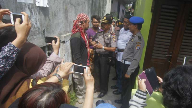 Polisi mengamankan komandan Front Jihad Islam (FJI), Darrohman (menggunakan surban) di gang masuk pondok pesantren wanita pria (waria) Al Faatah di Kotagede, Yogyakarta, Jumat (19/2/2016)