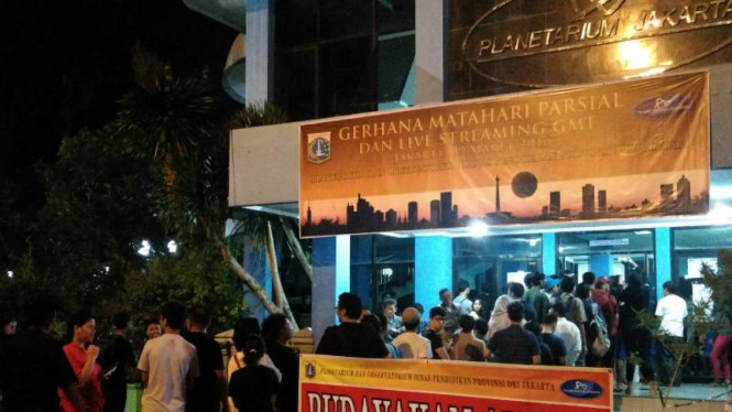 Warga antre hendak melihat GMT di Planetarium Jakarta