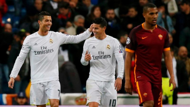  Pemain Real Madrid, Cristiano Ronaldo dan James Rodriguez, saat lawan AS Roma