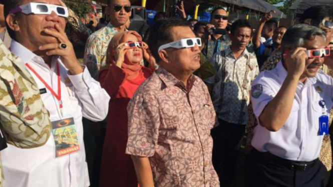  Wakil Presiden Jusuf Kalla melihat gerhana matahari total 2016
