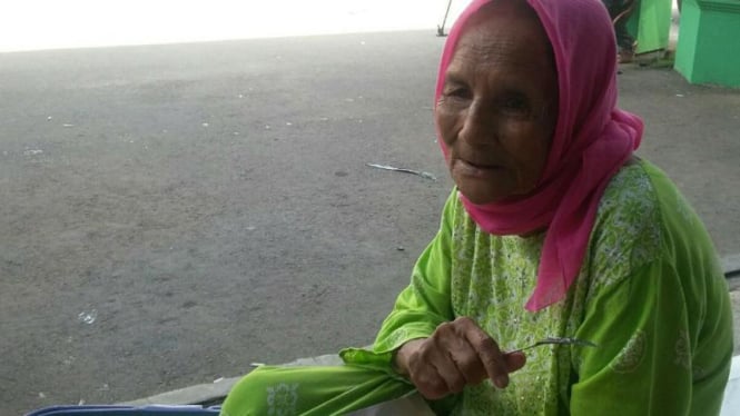  Nenek Nabun (72), penjual kue di kawasan TIM, Jakarta.